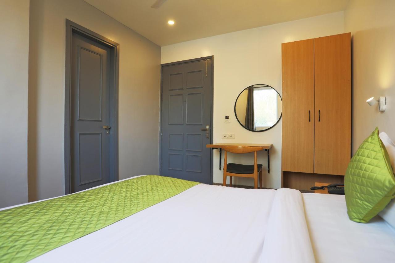 Hotel Yellow Chilli Britannia Chowk- Couple Friendly Local Id Accepted 뉴델리 외부 사진