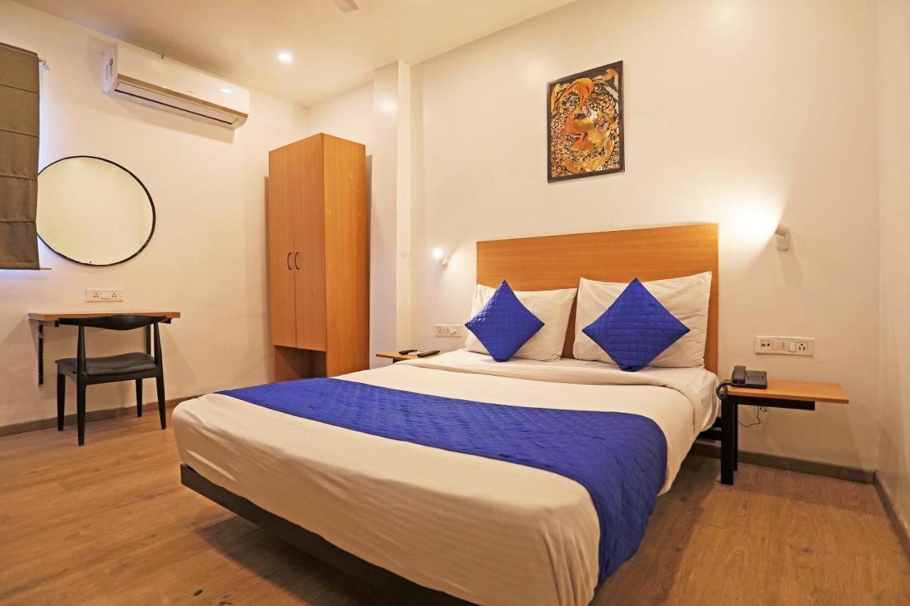 Hotel Yellow Chilli Britannia Chowk- Couple Friendly Local Id Accepted 뉴델리 외부 사진